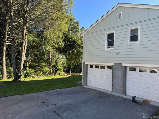 18 Robin Hill Drive, Poughkeepsie, NY 12603
