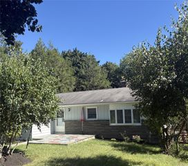18 Robin Hill Drive, Poughkeepsie, NY 12603
