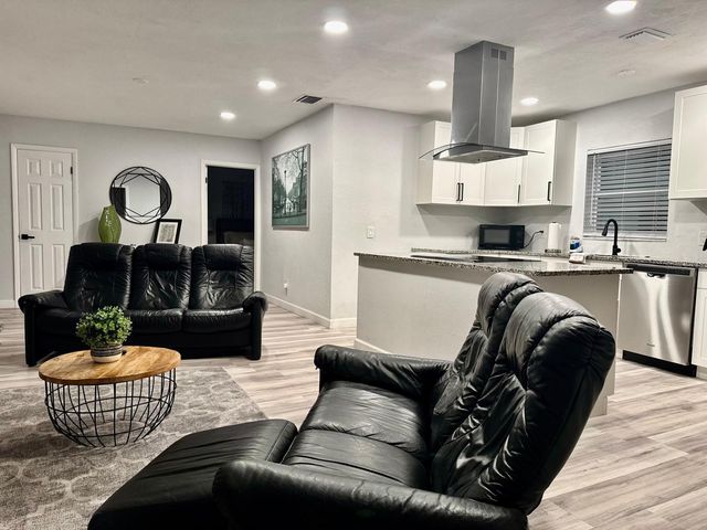 9812 N OKLAWAHA AVENUE, Tampa, FL 33617