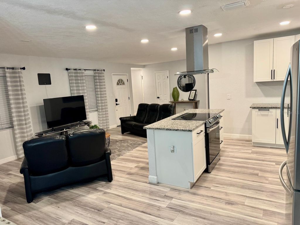 Image 7 of property listing at 9812 N OKLAWAHA AVENUE, Tampa, FL 33617