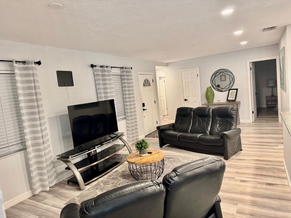 Image 9 of property listing at 9812 N OKLAWAHA AVENUE, Tampa, FL 33617