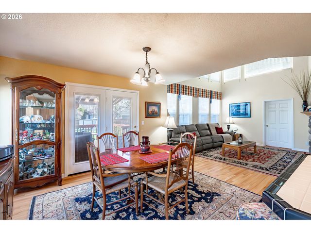 1037 Ne CREEKSEDGE Dr, Hillsboro, OR 97124