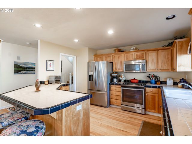 1037 Ne CREEKSEDGE Dr, Hillsboro, OR 97124