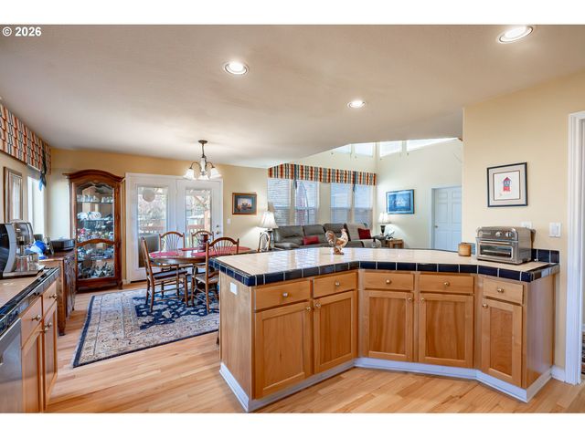 1037 Ne CREEKSEDGE Dr, Hillsboro, OR 97124