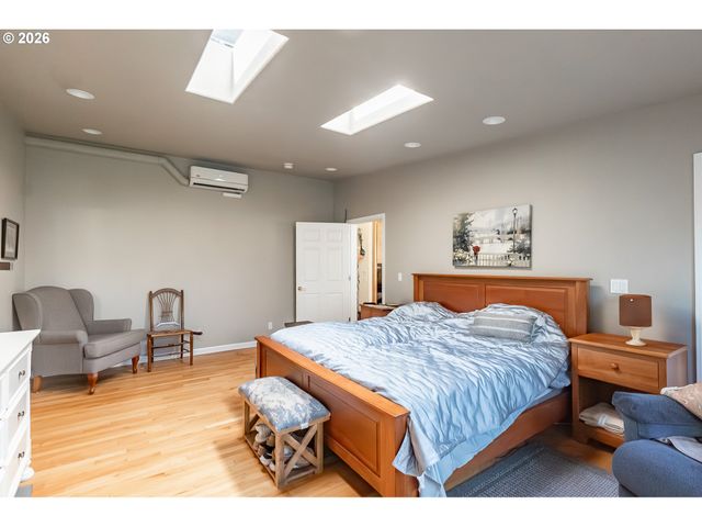 1037 Ne CREEKSEDGE Dr, Hillsboro, OR 97124