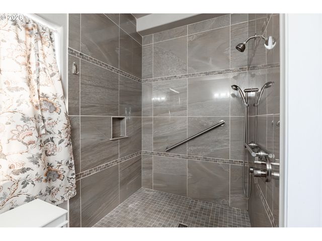 1037 Ne CREEKSEDGE Dr, Hillsboro, OR 97124