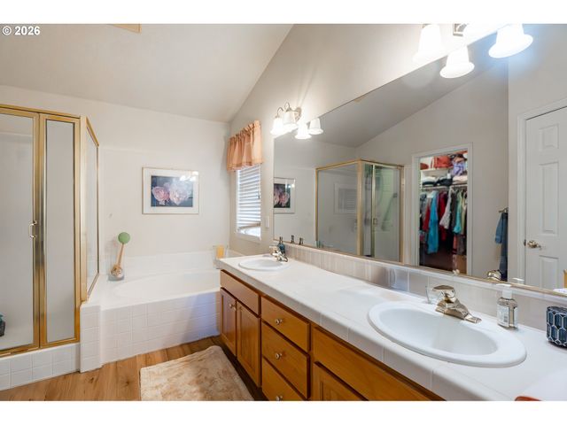 1037 Ne CREEKSEDGE Dr, Hillsboro, OR 97124