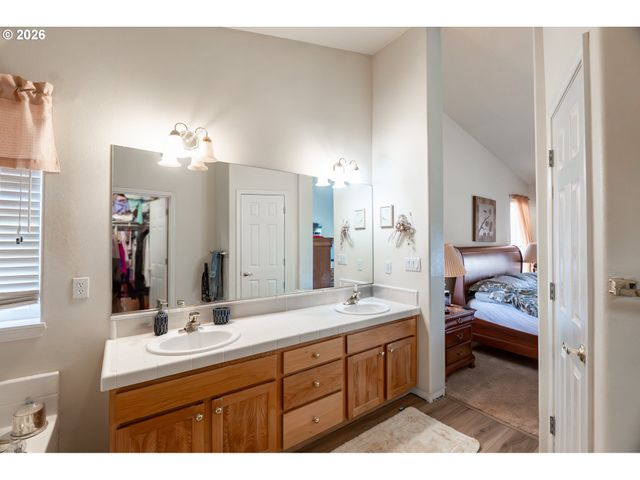 1037 Ne CREEKSEDGE Dr, Hillsboro, OR 97124