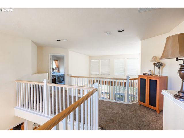 1037 Ne CREEKSEDGE Dr, Hillsboro, OR 97124