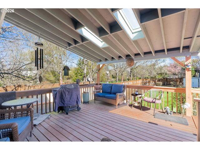 1037 Ne CREEKSEDGE Dr, Hillsboro, OR 97124