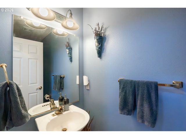 1037 Ne CREEKSEDGE Dr, Hillsboro, OR 97124