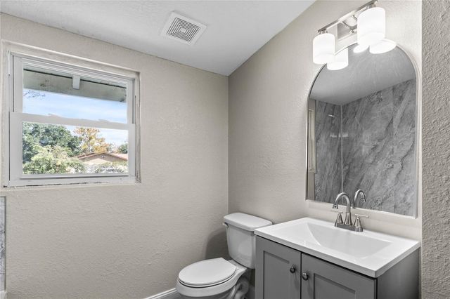 1240 E JACKSON AVENUE, Mount Dora, FL 32757