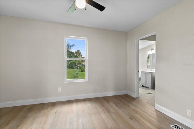 1240 E JACKSON AVENUE, Mount Dora, FL 32757