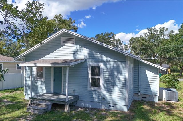 1240 E JACKSON AVENUE, Mount Dora, FL 32757