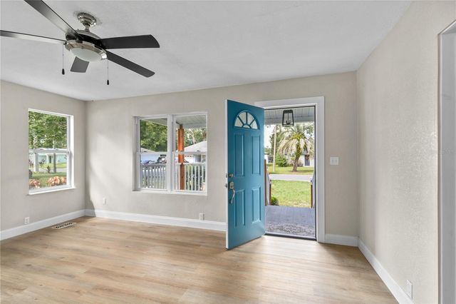 1240 E JACKSON AVENUE, Mount Dora, FL 32757