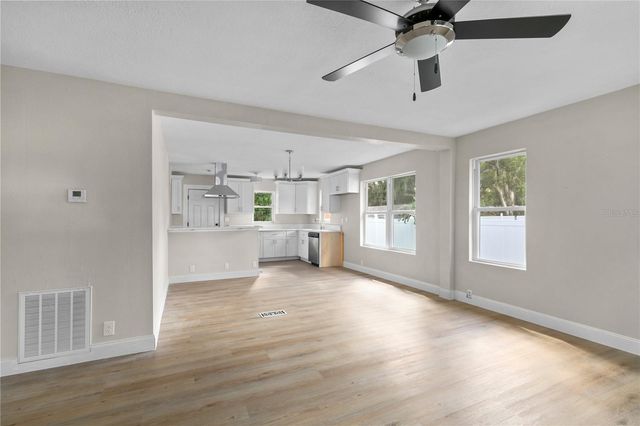 1240 E JACKSON AVENUE, Mount Dora, FL 32757