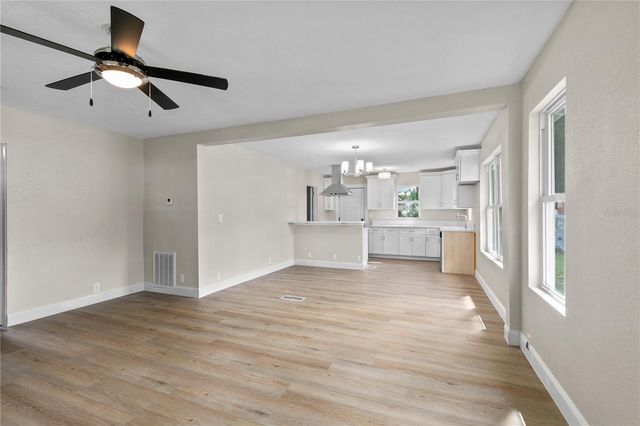 1240 E JACKSON AVENUE, Mount Dora, FL 32757