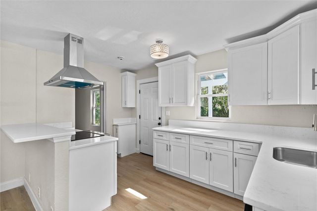 1240 E JACKSON AVENUE, Mount Dora, FL 32757