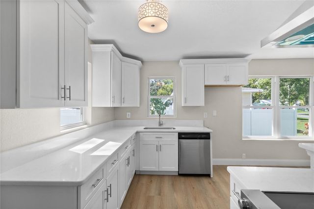 1240 E JACKSON AVENUE, Mount Dora, FL 32757