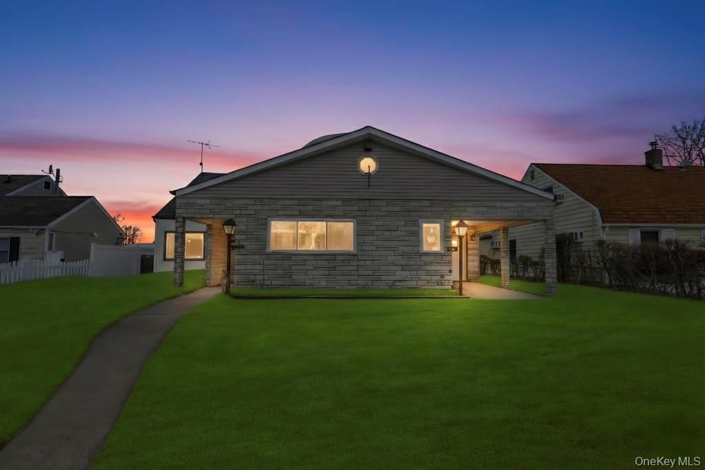 21 Clay Lane, Levittown, NY 11756