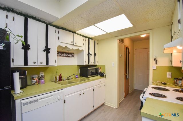 1805 Rosemary Avenue, Victoria, TX 77901