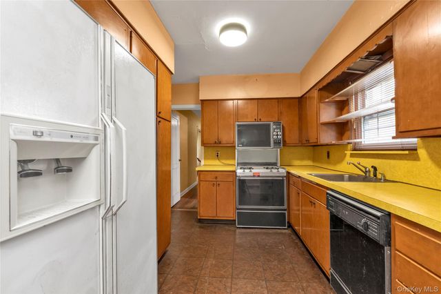 85-22 218th Street, Hollis Hills, NY 11427