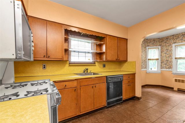 85-22 218th Street, Hollis Hills, NY 11427