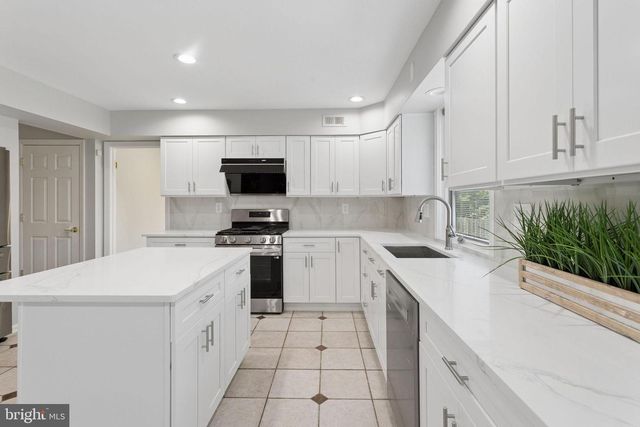 32 COUNTRY WALK, Cherry Hill, NJ 08003