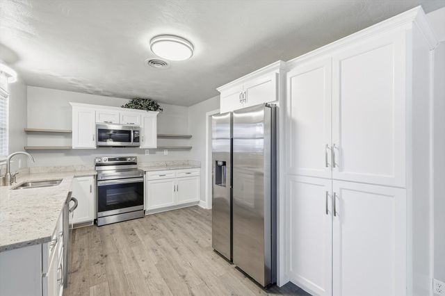 1204 Crestview Drive, Hurst, TX 76053