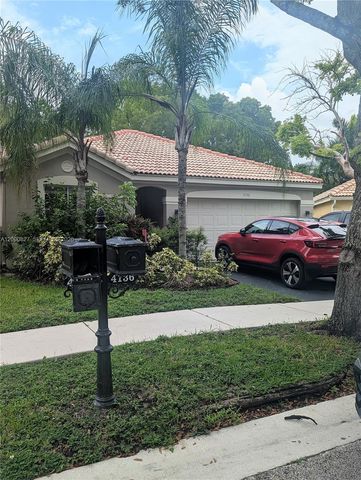 4136 Pine Ridge Ln, Weston, FL 33331