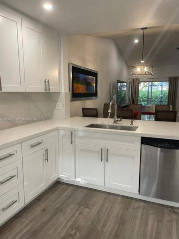 4136 Pine Ridge Ln, Weston, FL 33331