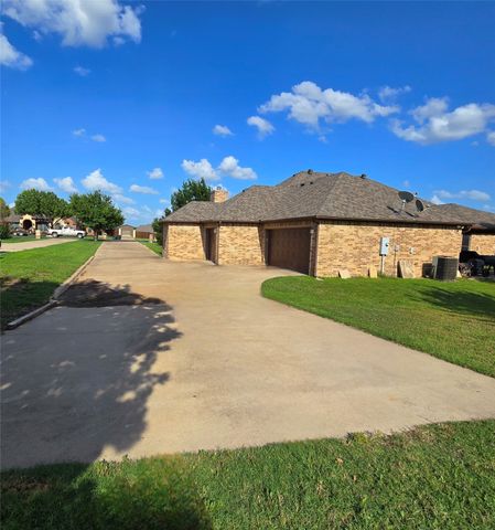 1921 Willow Bend Drive, Oak Leaf, TX 75154