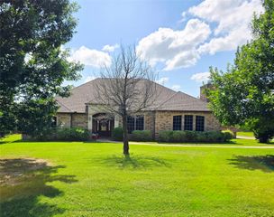 1921 Willow Bend Drive, Oak Leaf, TX 75154