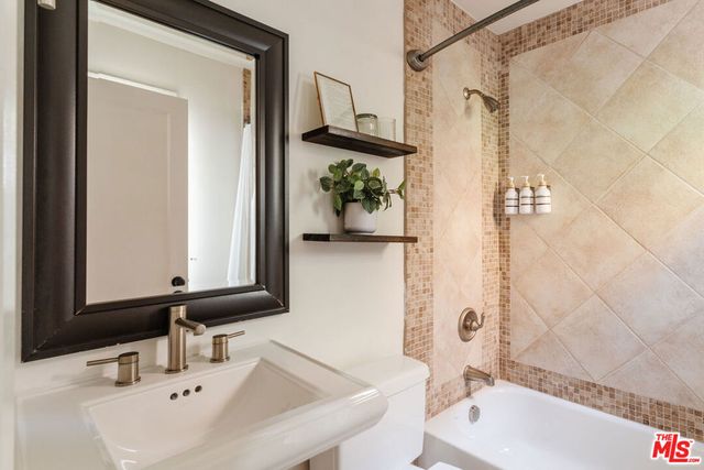 8260 Oakwood Avenue, Los Angeles, CA 90048