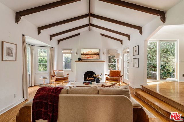 8260 Oakwood Avenue, Los Angeles, CA 90048