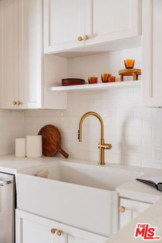 8260 Oakwood Avenue, Los Angeles, CA 90048