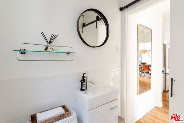 8260 Oakwood Avenue, Los Angeles, CA 90048