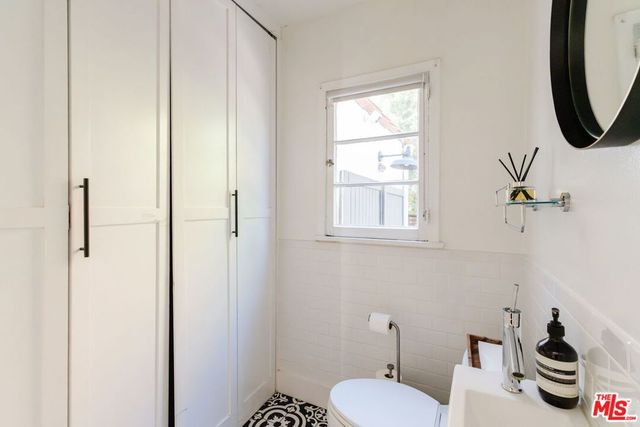 8260 Oakwood Avenue, Los Angeles, CA 90048