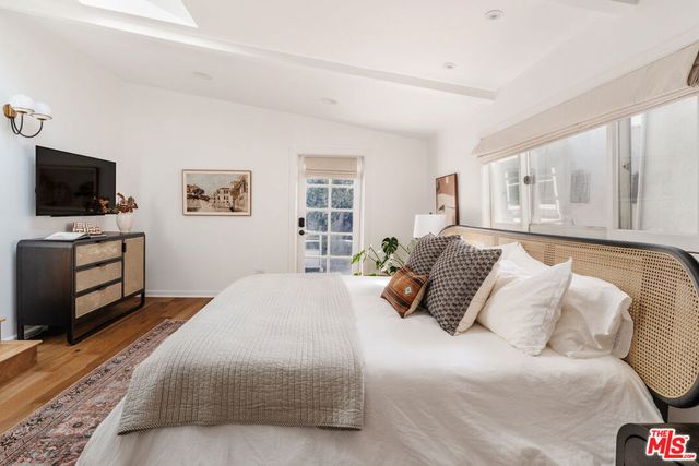 8260 Oakwood Avenue, Los Angeles, CA 90048