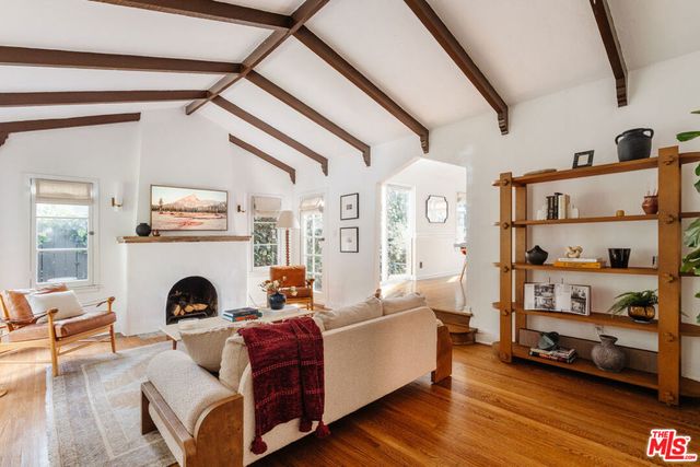 8260 Oakwood Avenue, Los Angeles, CA 90048