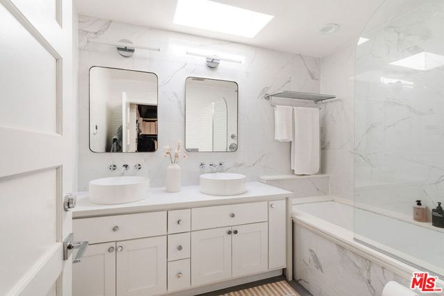 8260 Oakwood Avenue, Los Angeles, CA 90048