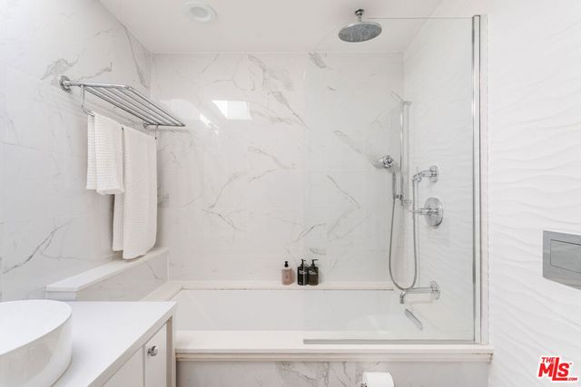 8260 Oakwood Avenue, Los Angeles, CA 90048