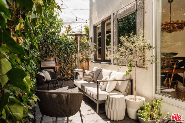 8260 Oakwood Avenue, Los Angeles, CA 90048