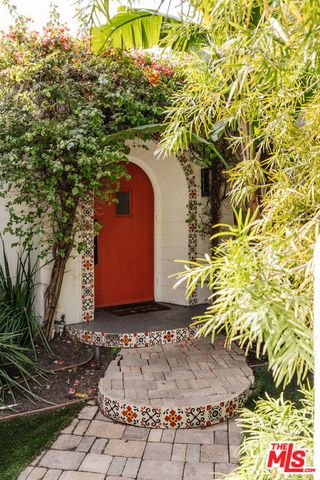 8260 Oakwood Avenue, Los Angeles, CA 90048