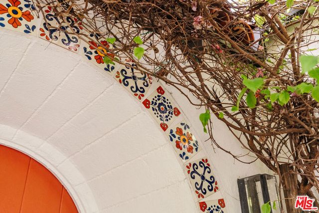 8260 Oakwood Avenue, Los Angeles, CA 90048