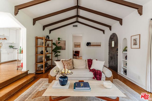 8260 Oakwood Avenue, Los Angeles, CA 90048