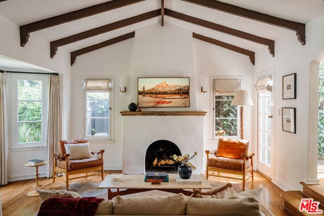 8260 Oakwood Avenue, Los Angeles, CA 90048