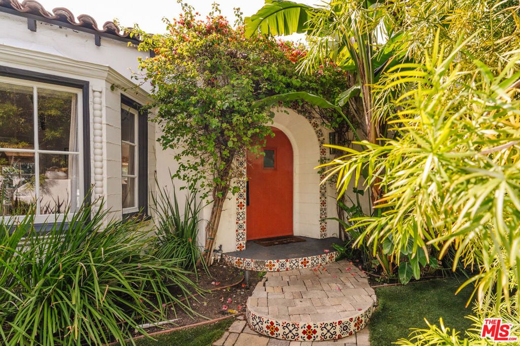 8260 Oakwood Avenue, Los Angeles, CA 90048