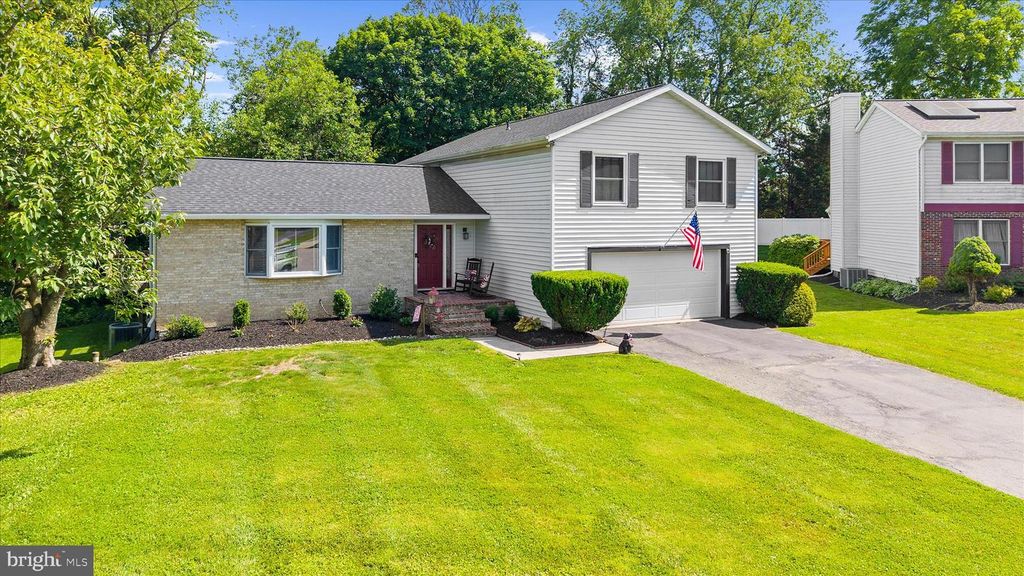 Image 2 of property listing at 13 BLAKE CT, Reisterstown, MD 21136