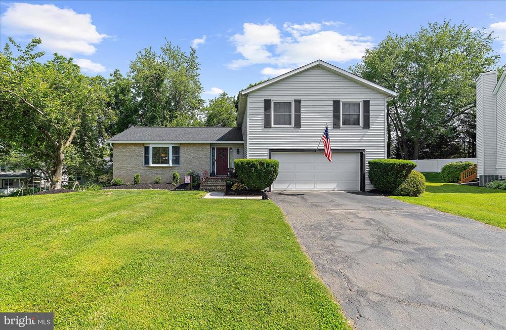 Image 4 of property listing at 13 BLAKE CT, Reisterstown, MD 21136